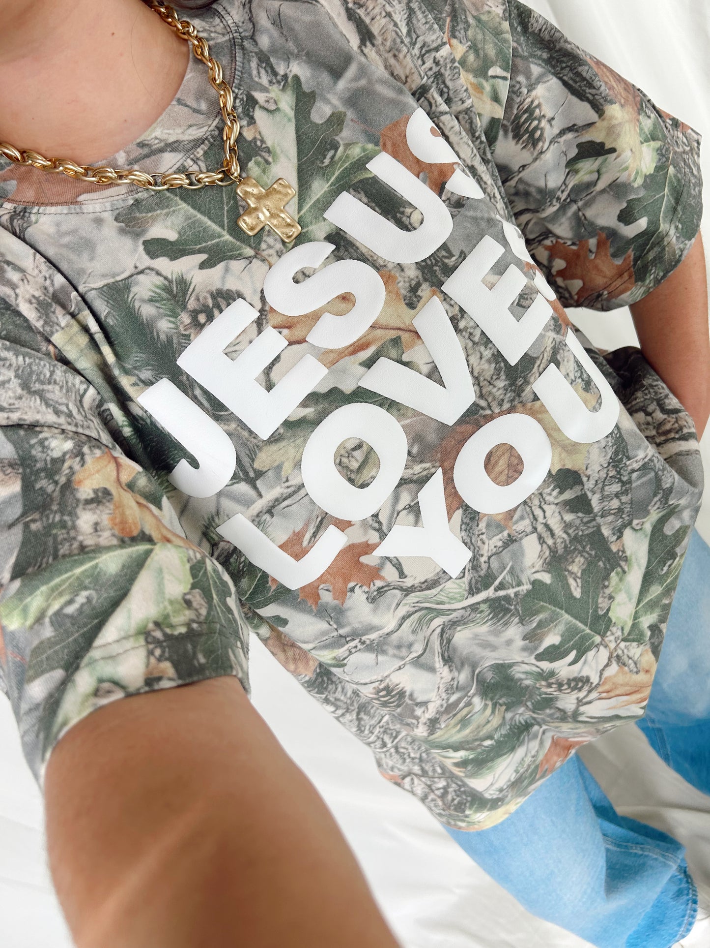 JESUS LOVES YOU CAMO TEE (PREORDER:7-10bd)
